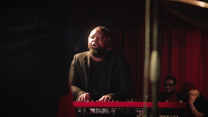 Hugh's: live performance atmosphere
