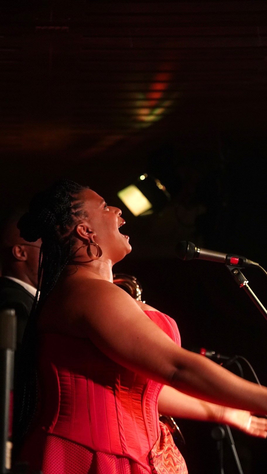 Hugh's: live performance atmosphere