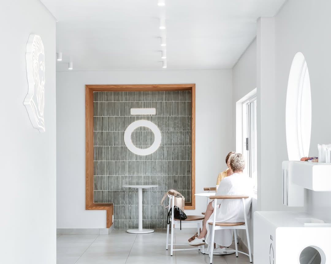 Platō Coffee Nine Yards: professional, clean, and inviting interior