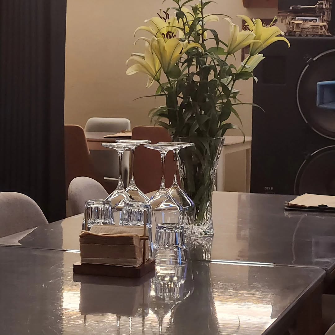 Obladi: inviting and professional table setting