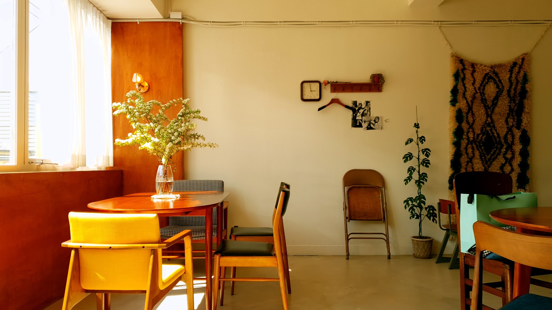 Elaborado: inviting and well-lit interior atmosphere