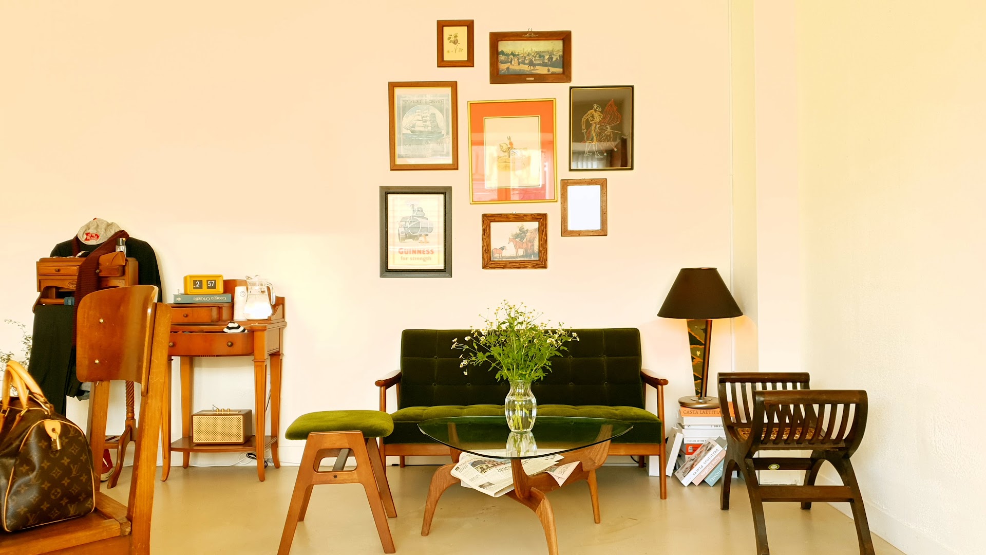 Elaborado: inviting and well-composed interior shot