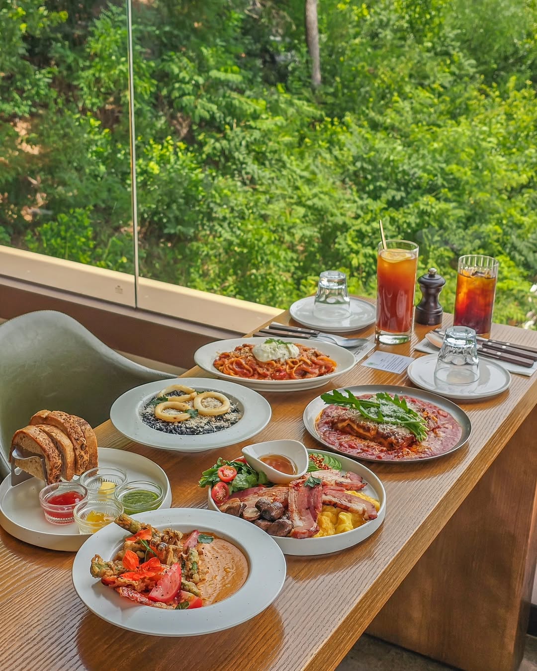 Loewe Flores: appetizing food with nice view