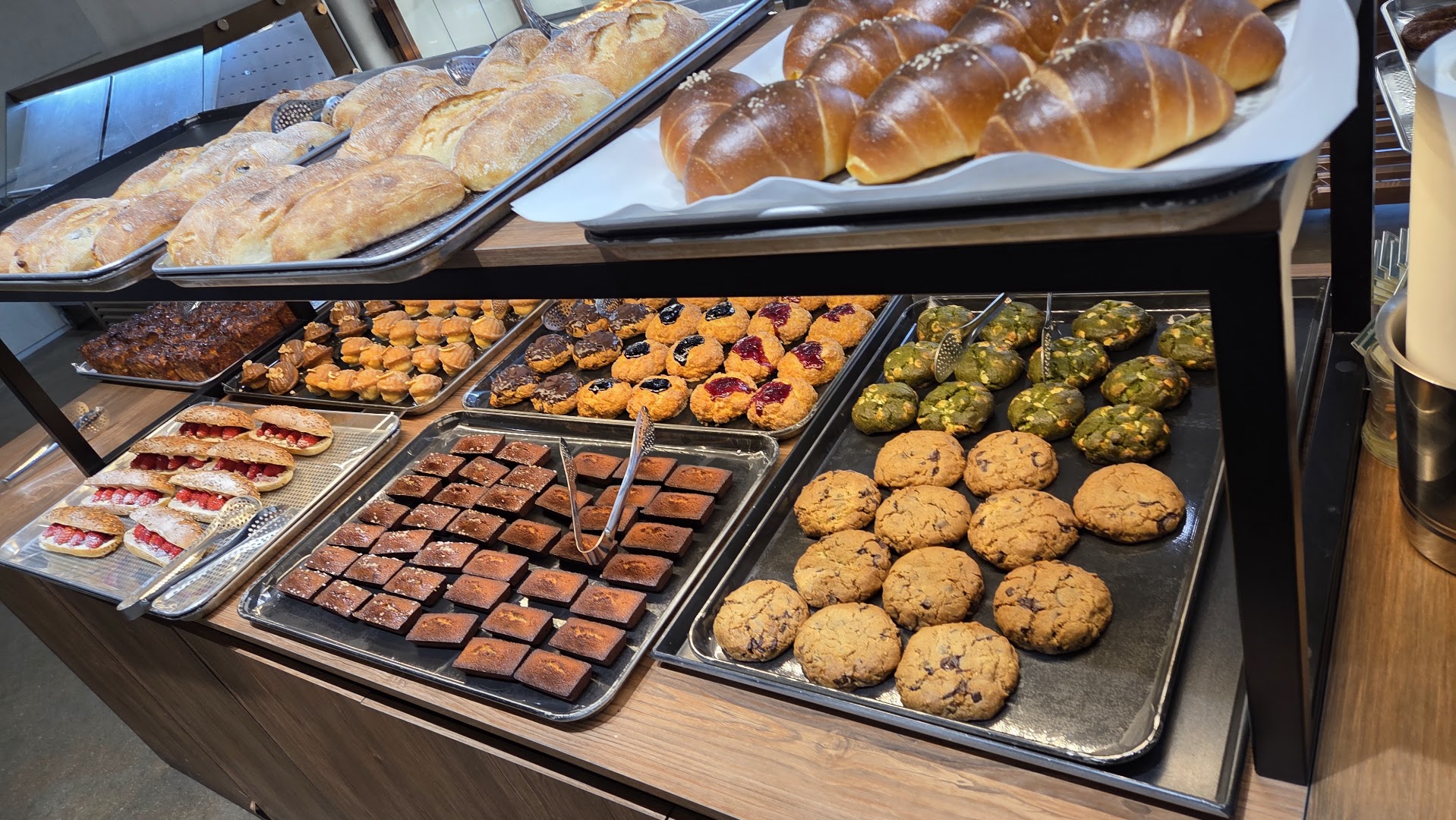 Cafe N&D: appetizing display of fresh pastries