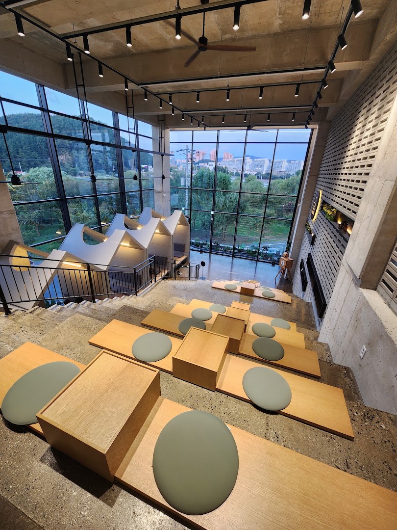 Cafe N&D: attractive interior and scenic view