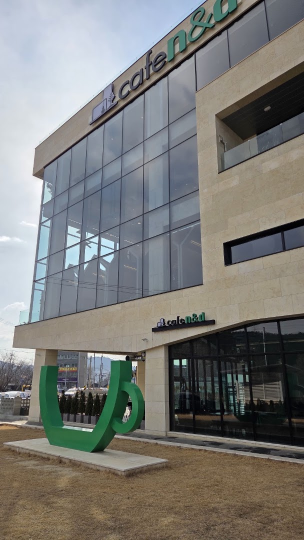 Cafe N&D: clear exterior shot of venue