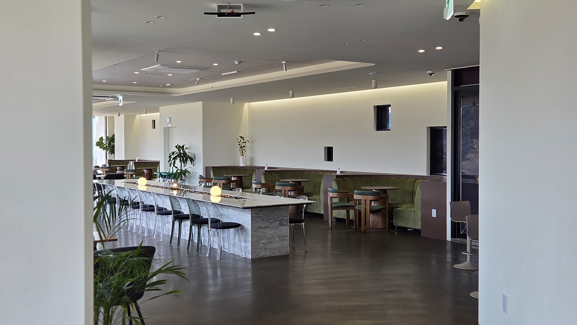 Cafe N&D: clear, professional interior shot