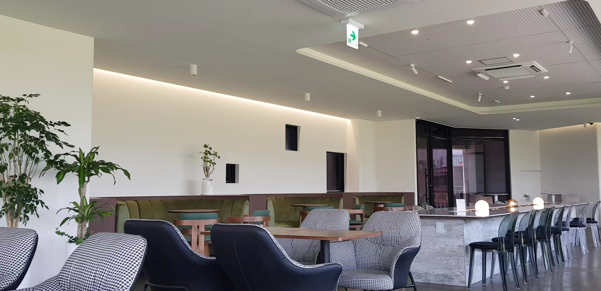Cafe N&D: clear, professional interior shot