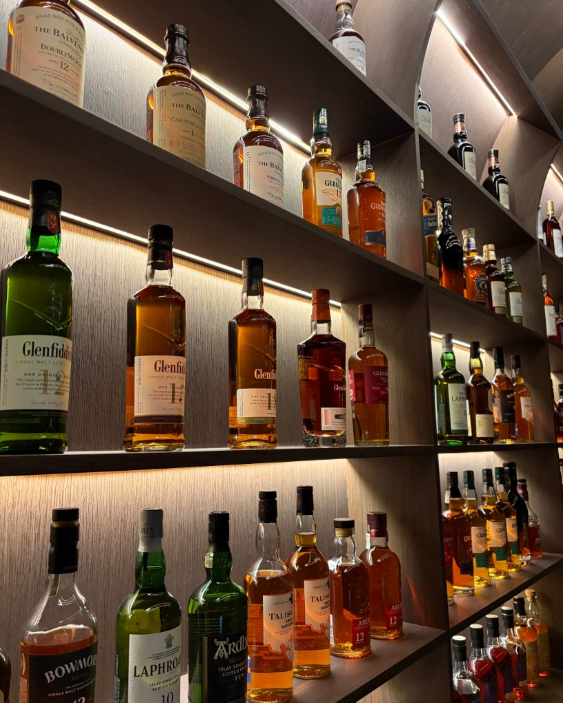 Lumitera: high quality, professional bar display