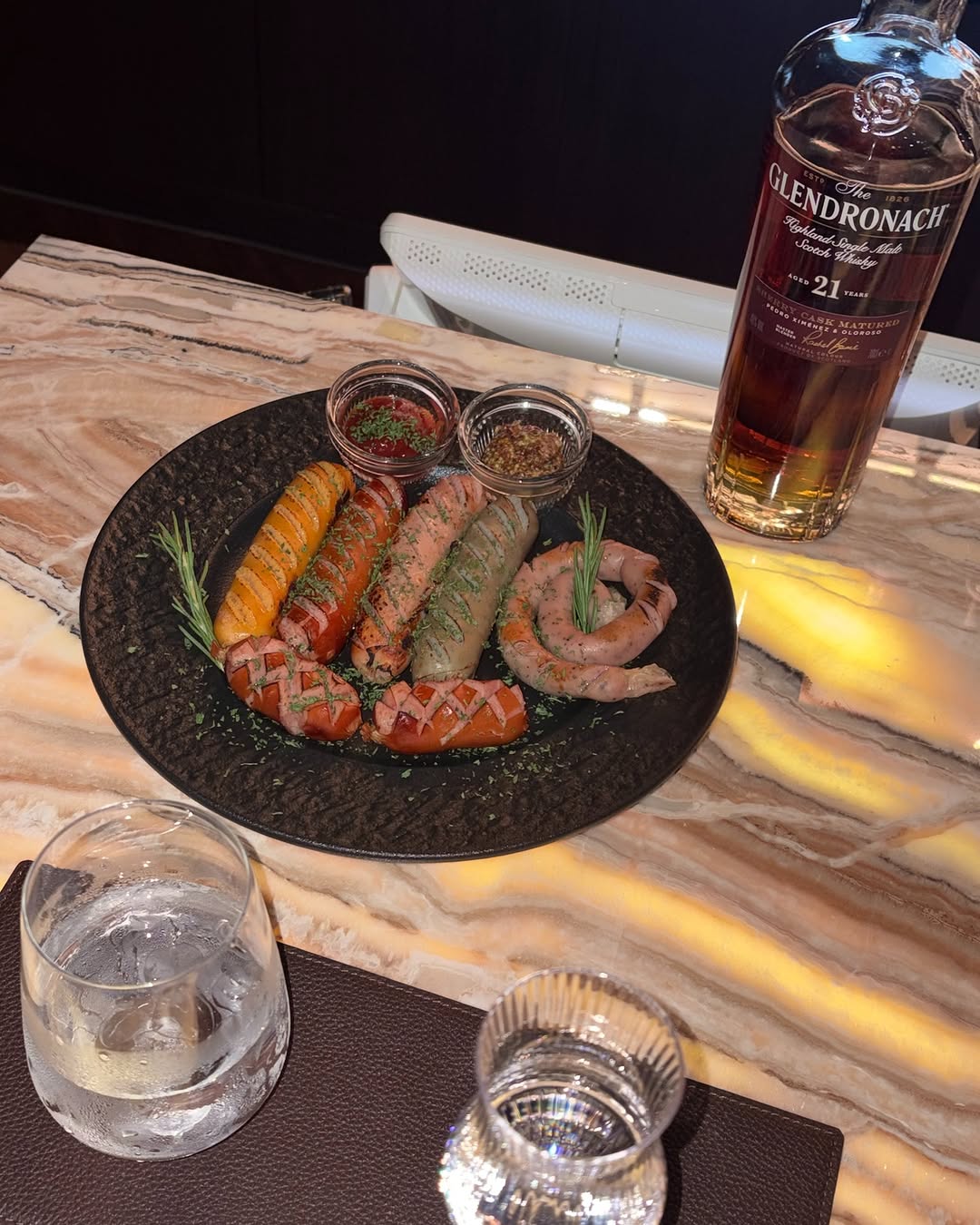 Lumitera: appetizing food and drink presentation