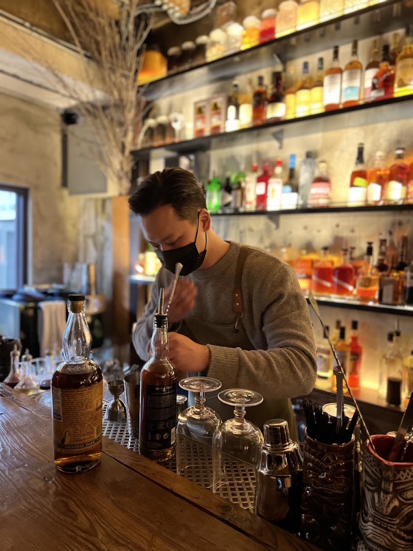 Bar Boon: professional photo of bartender working