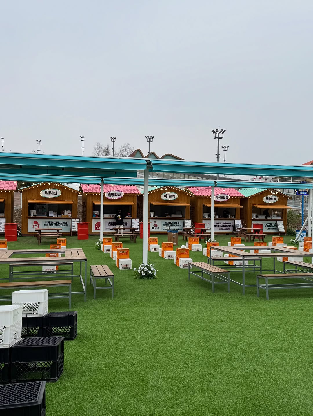 Liliguan: clear view of restaurant terrace