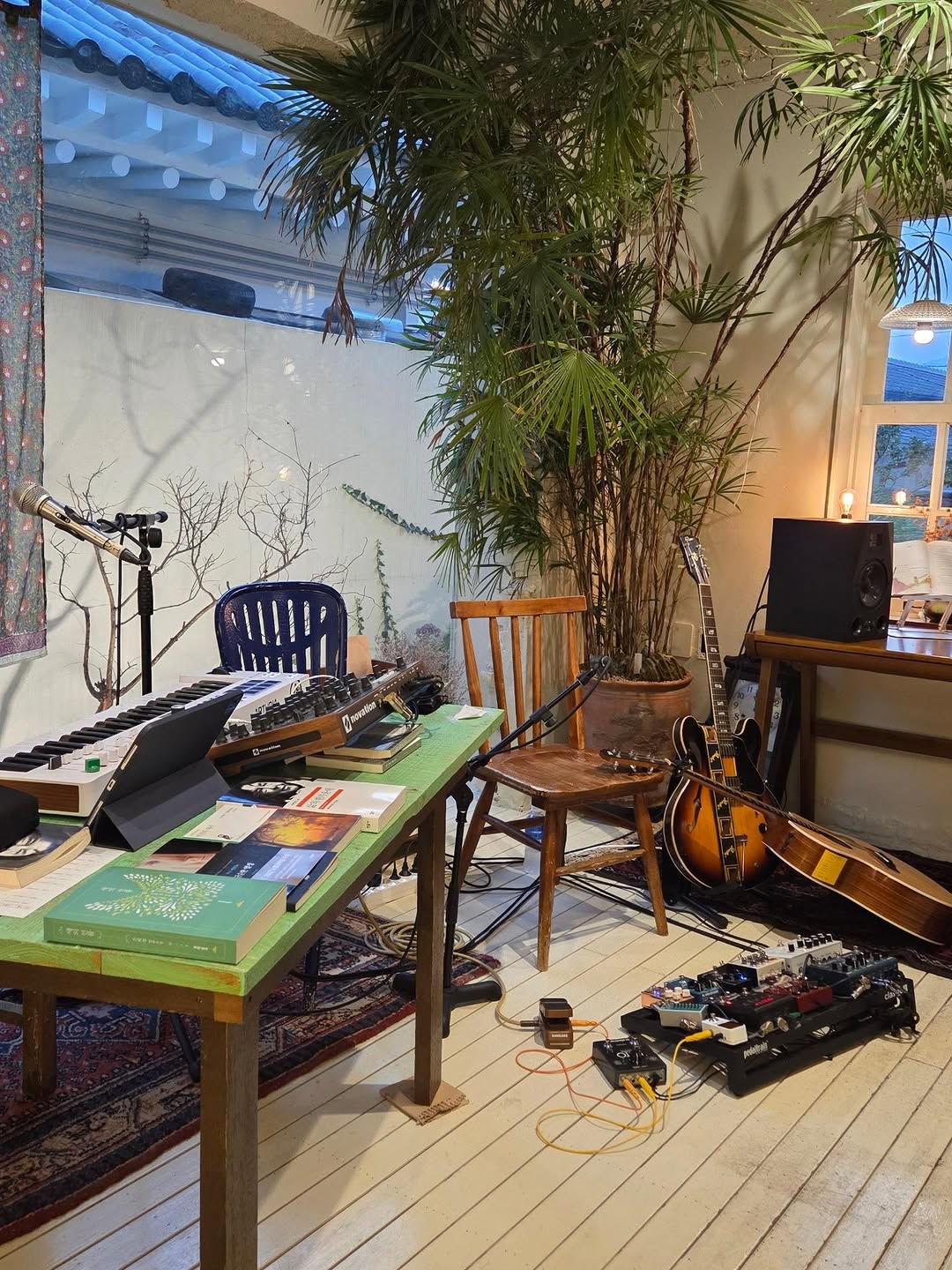 Muje Books: shop atmosphere and interior
