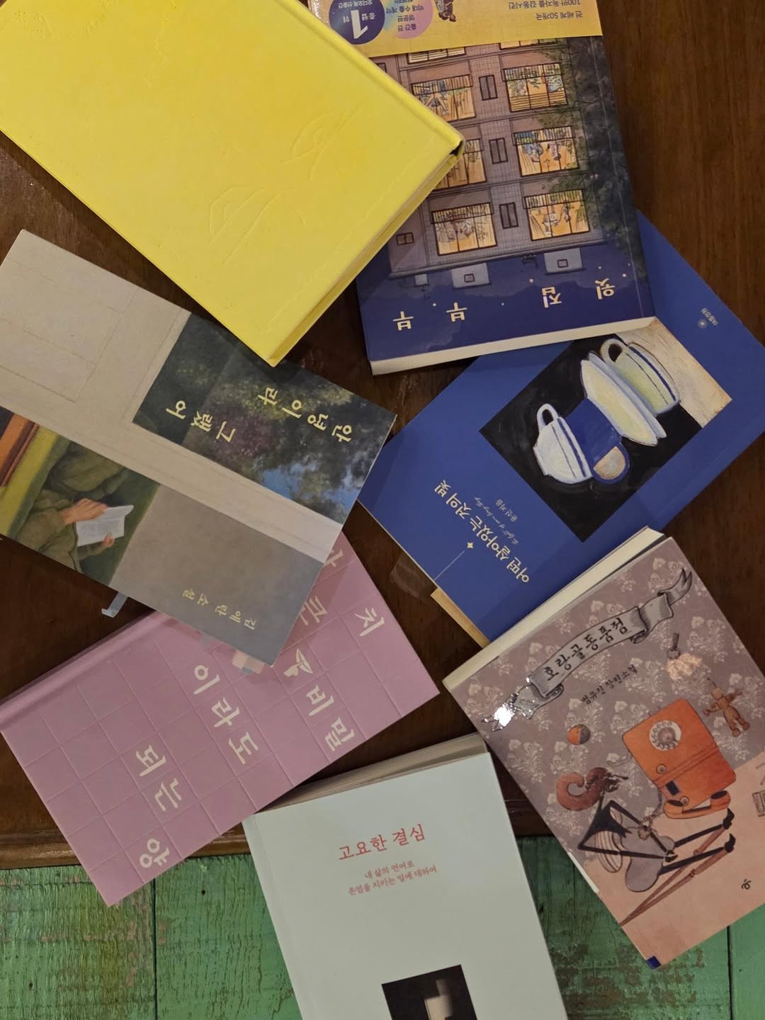 Muje Books: clear display of shop products