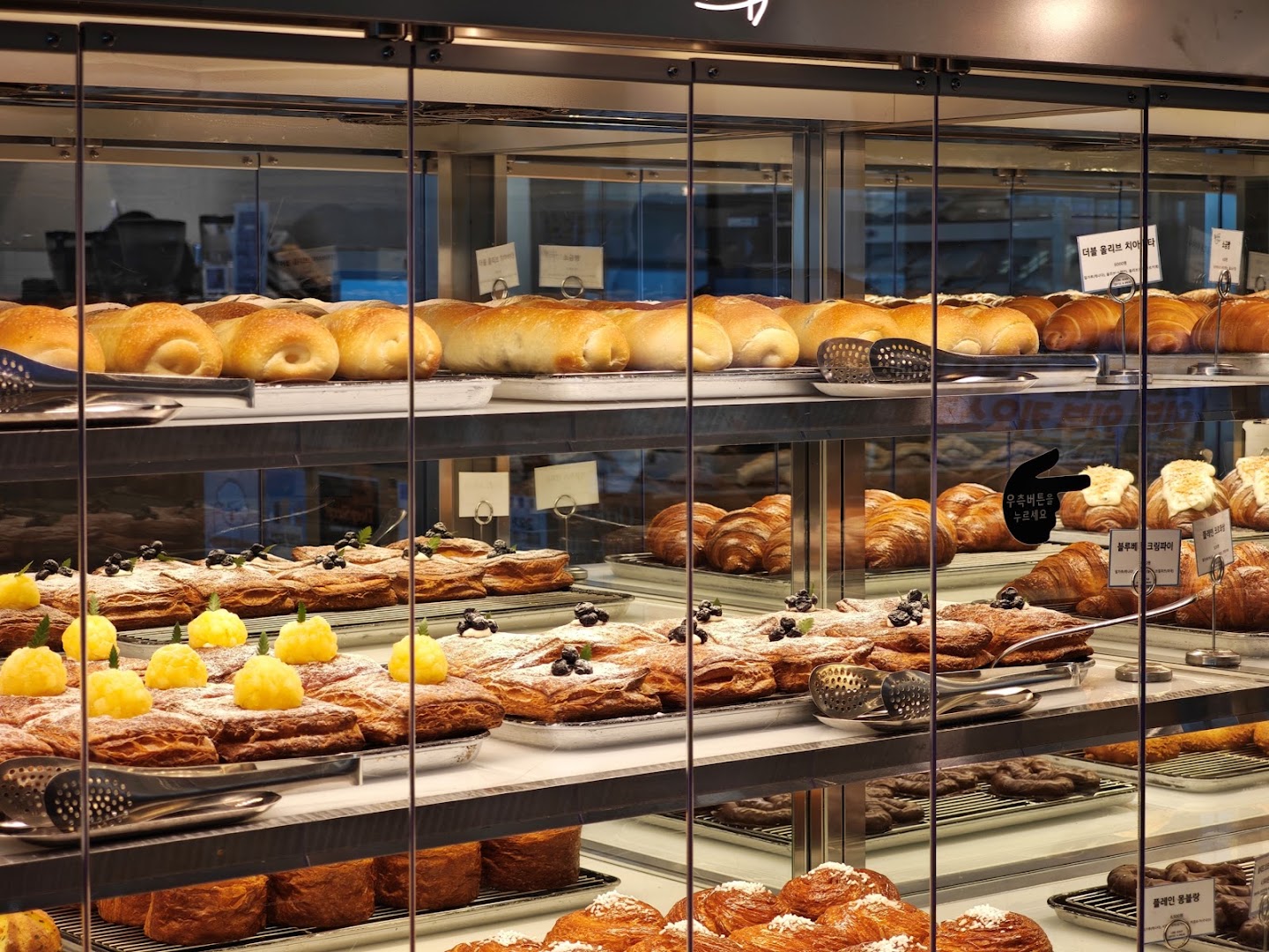 Long Beach Coffee & Bread: appetizing display of fresh pastries
