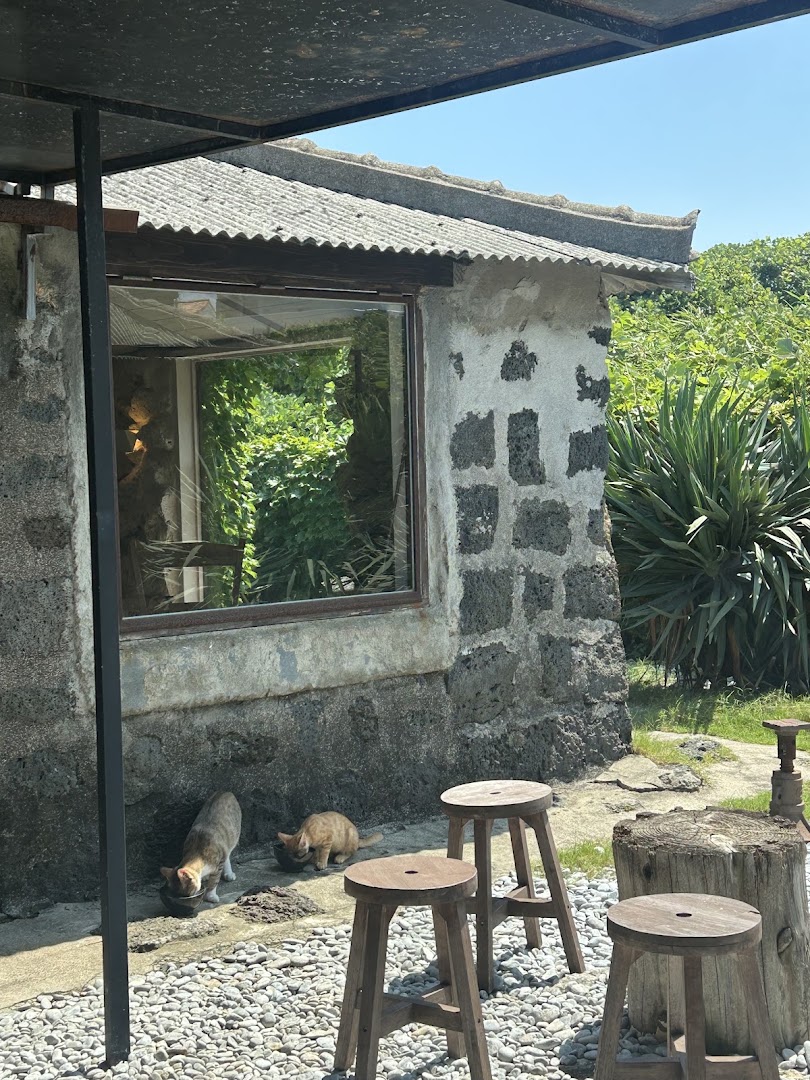 Cafe Guhalgu: venue exterior and atmosphere