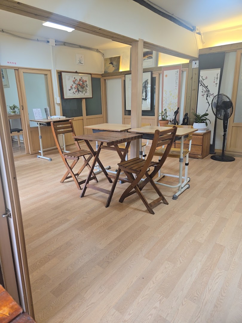 Cafe Samdodong: clear interior view of venue
