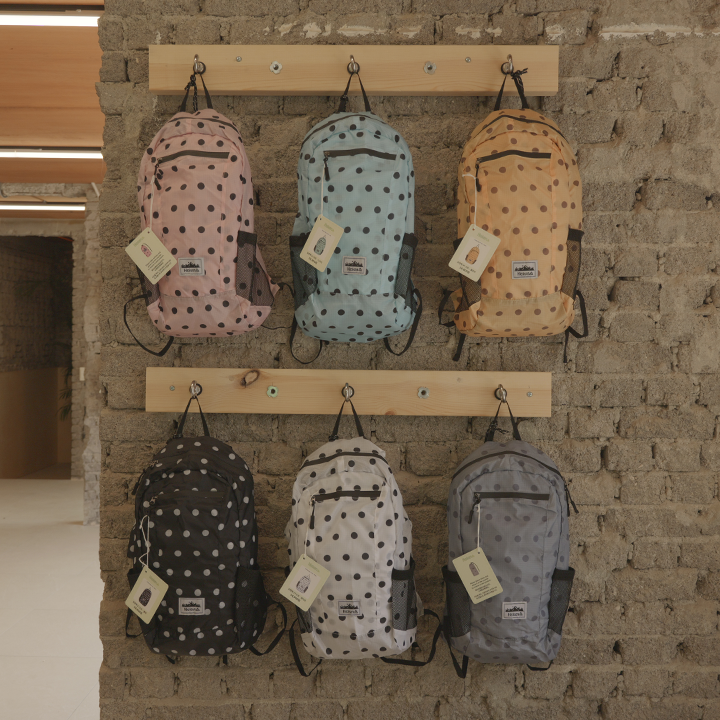 Heisan Jeju Flagship Store: clear product display and aesthetic