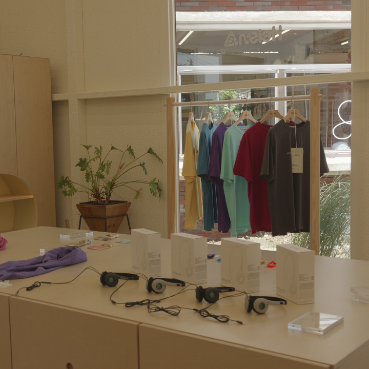 Heisan Jeju Flagship Store: clear display of shop products