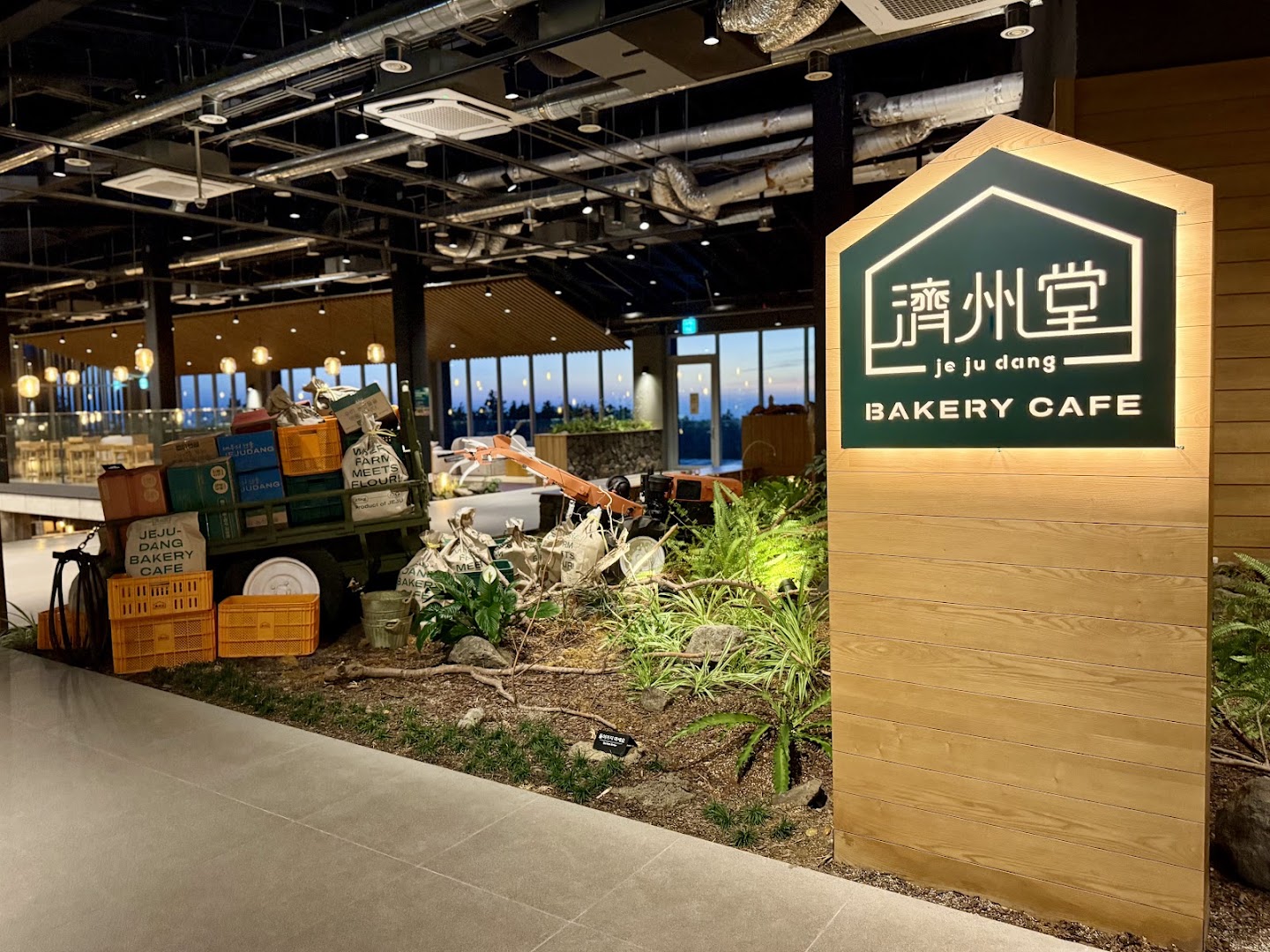 Jejudang: attractive, professional interior shot