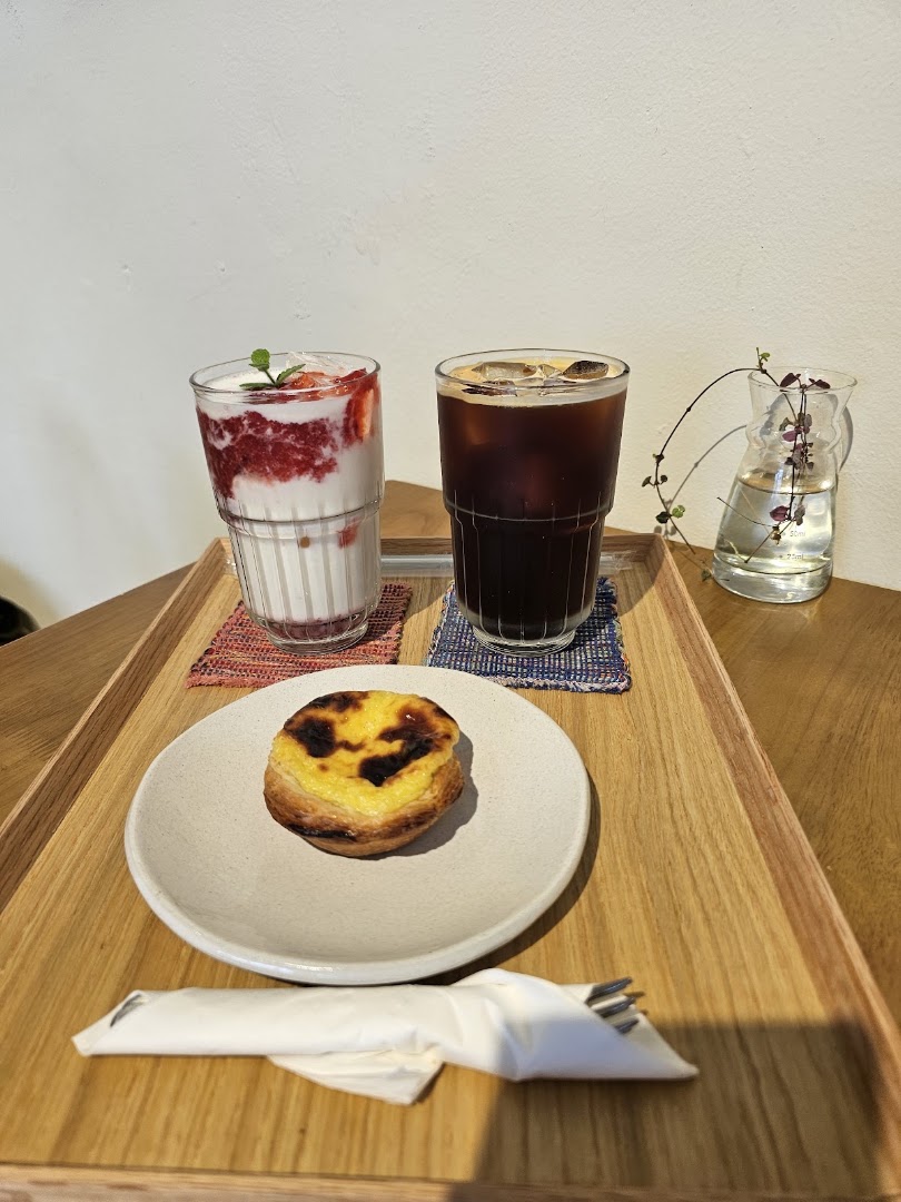 Napul Coffee House: appetizing food and drink presentation