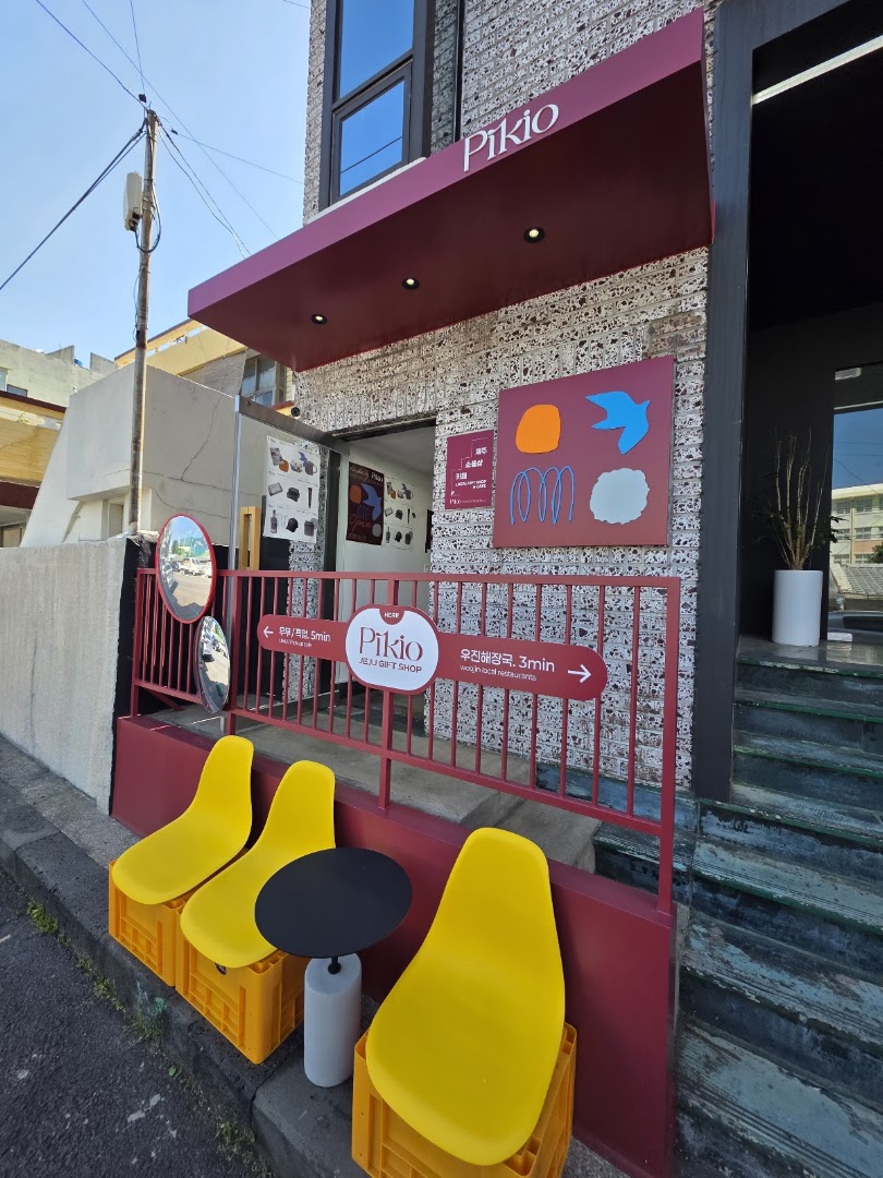 PIKIO: clear storefront photo showing exterior