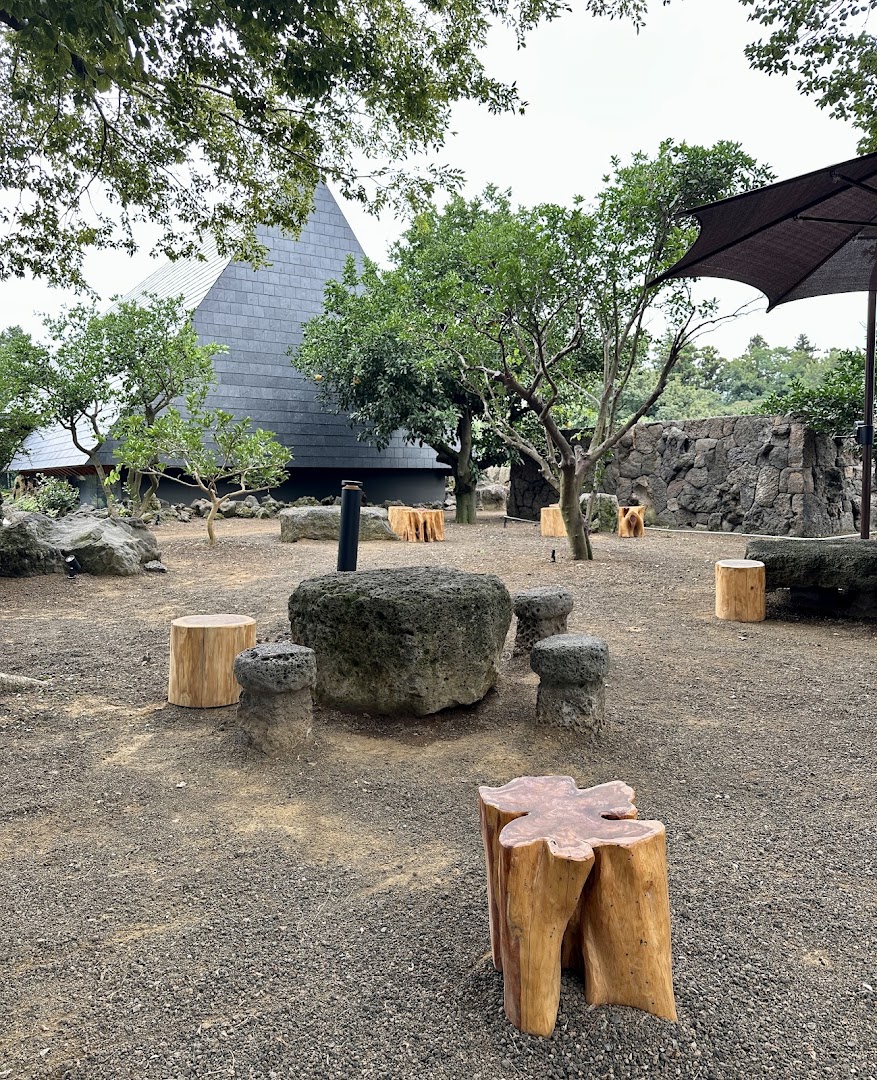 Yuji Coffee Works: attractive outdoor seating area