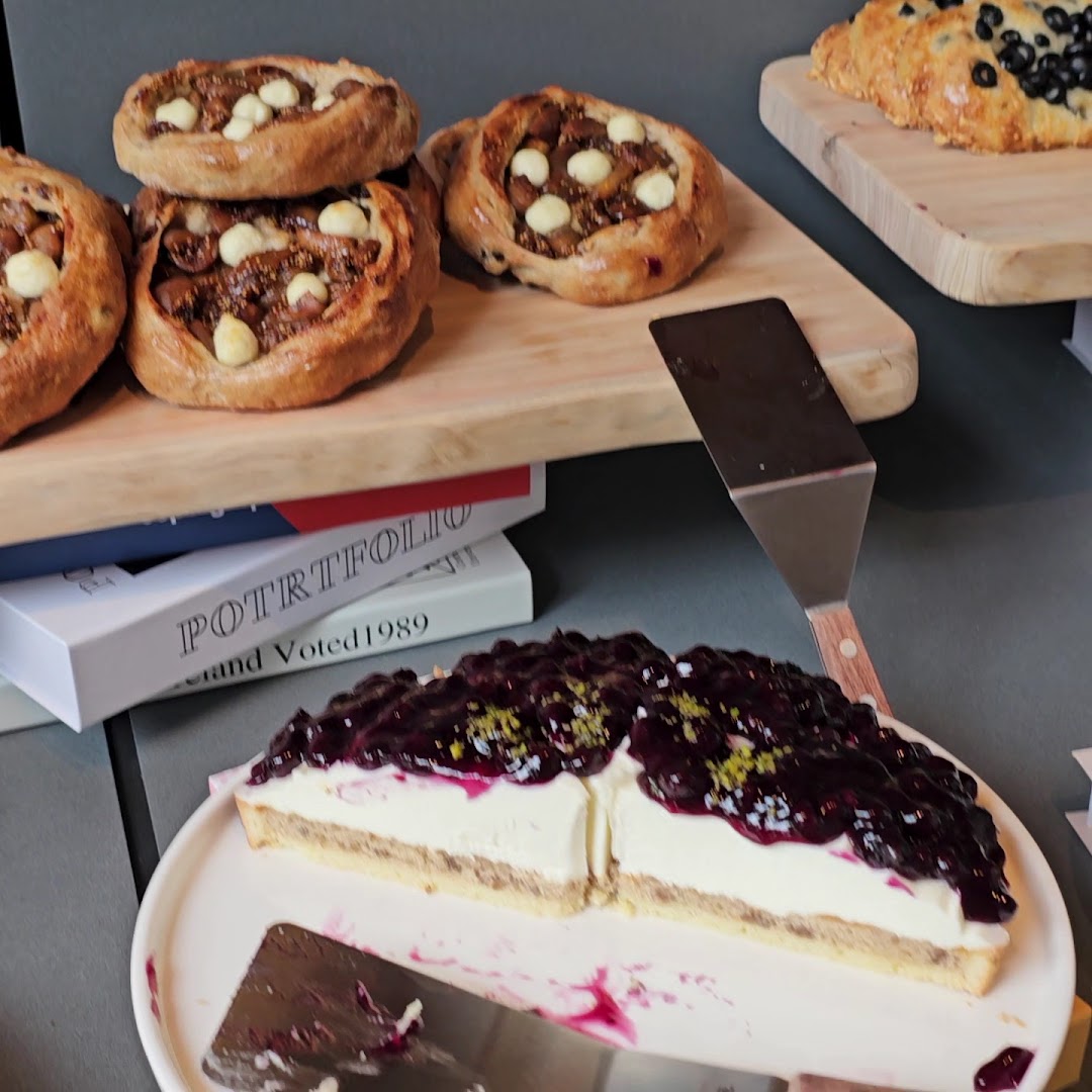 Yuji Coffee Works: appetizing, high-quality food display