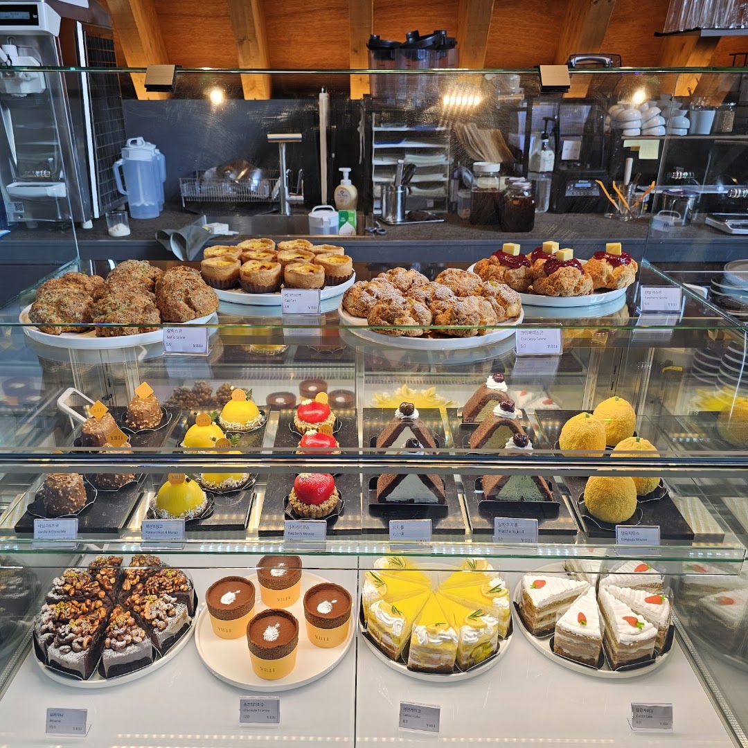 Yuji Coffee Works: appetizing display of fresh pastries