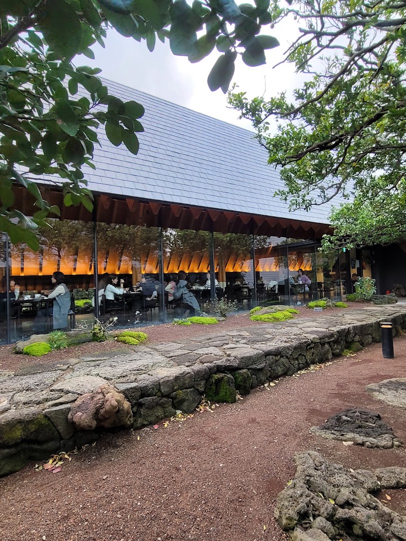 Yuji Coffee Works: beautiful atmosphere and professional composition