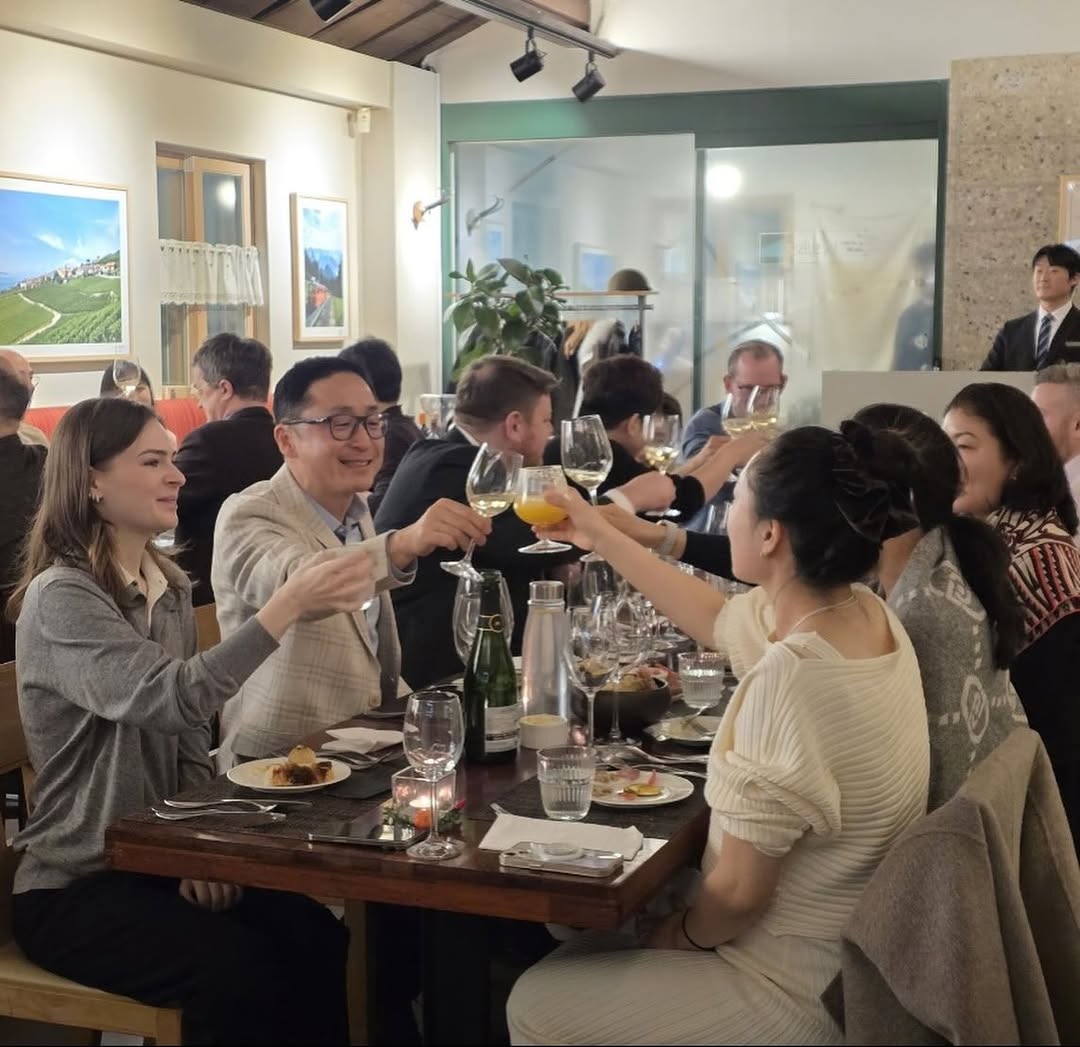 Iluka: lively restaurant atmosphere well