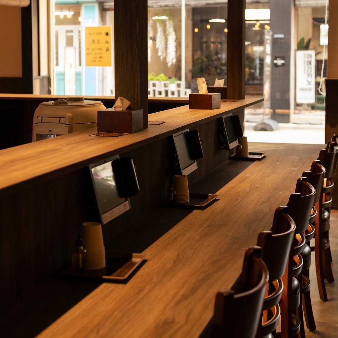 Jisok: clear, professional interior shot