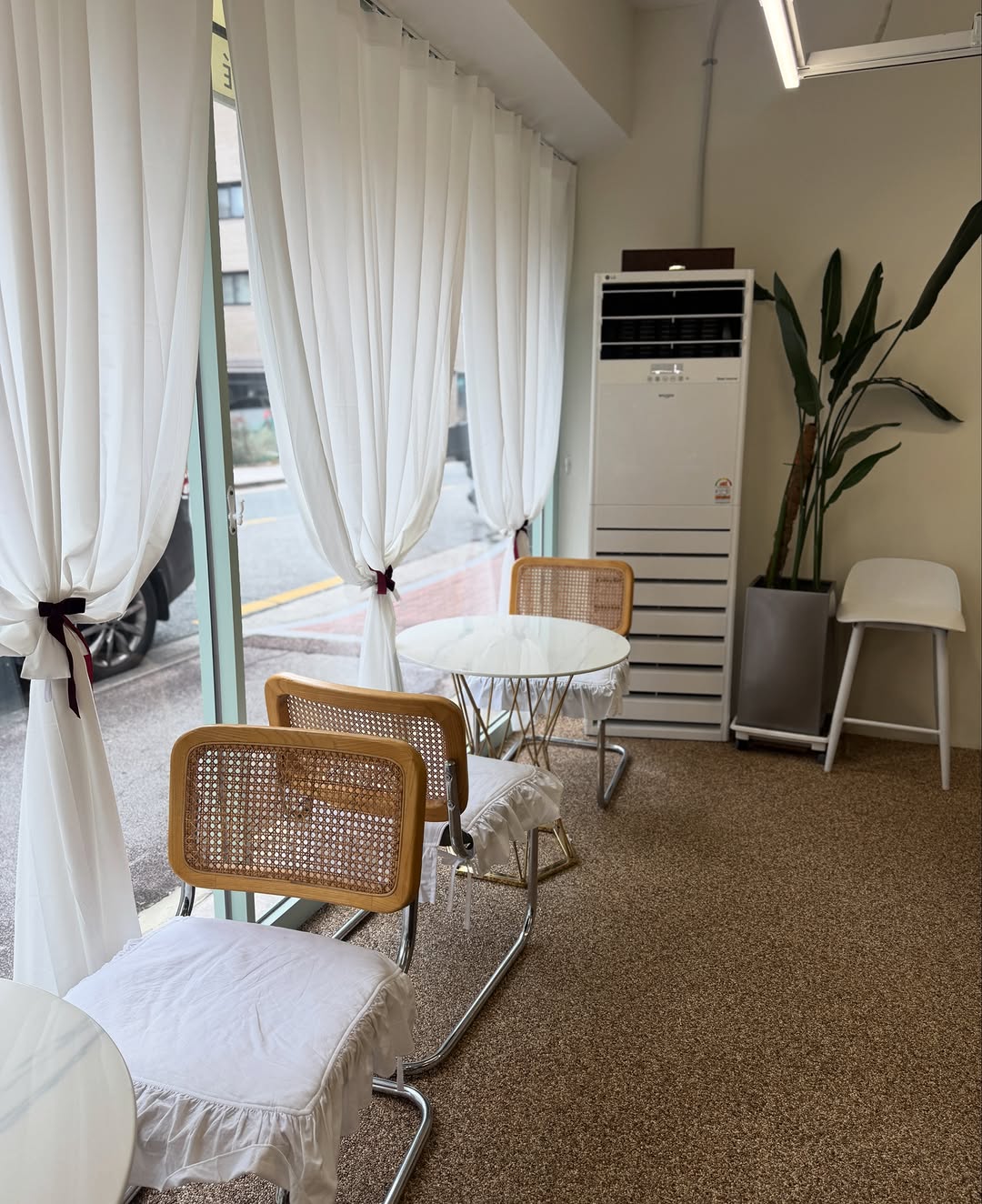Obibi Brunch: clean and inviting interior shot