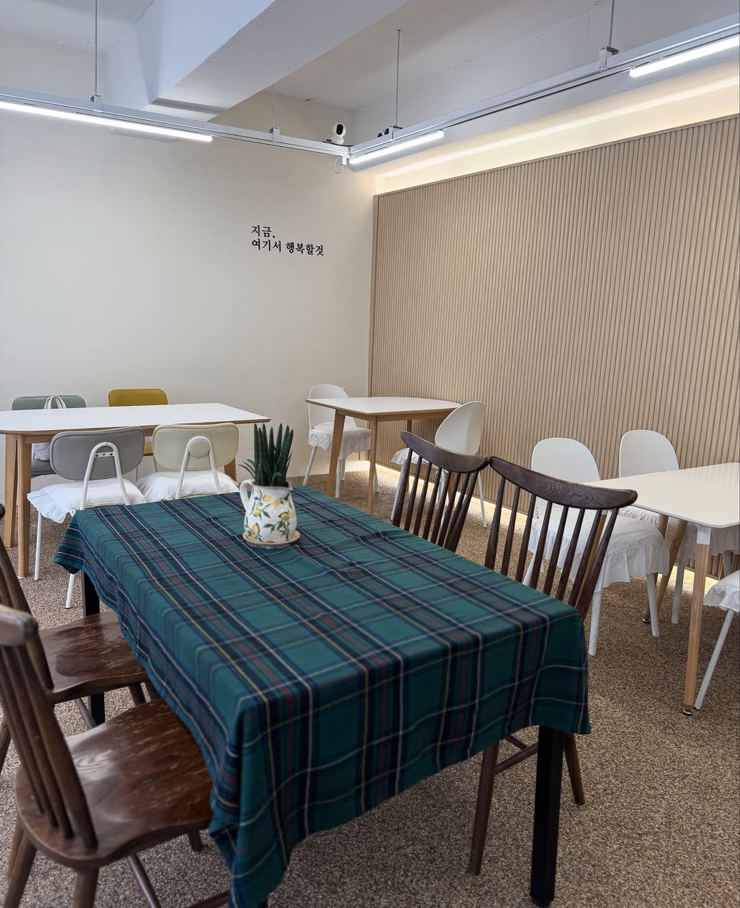 Obibi Brunch: clean and inviting interior shot