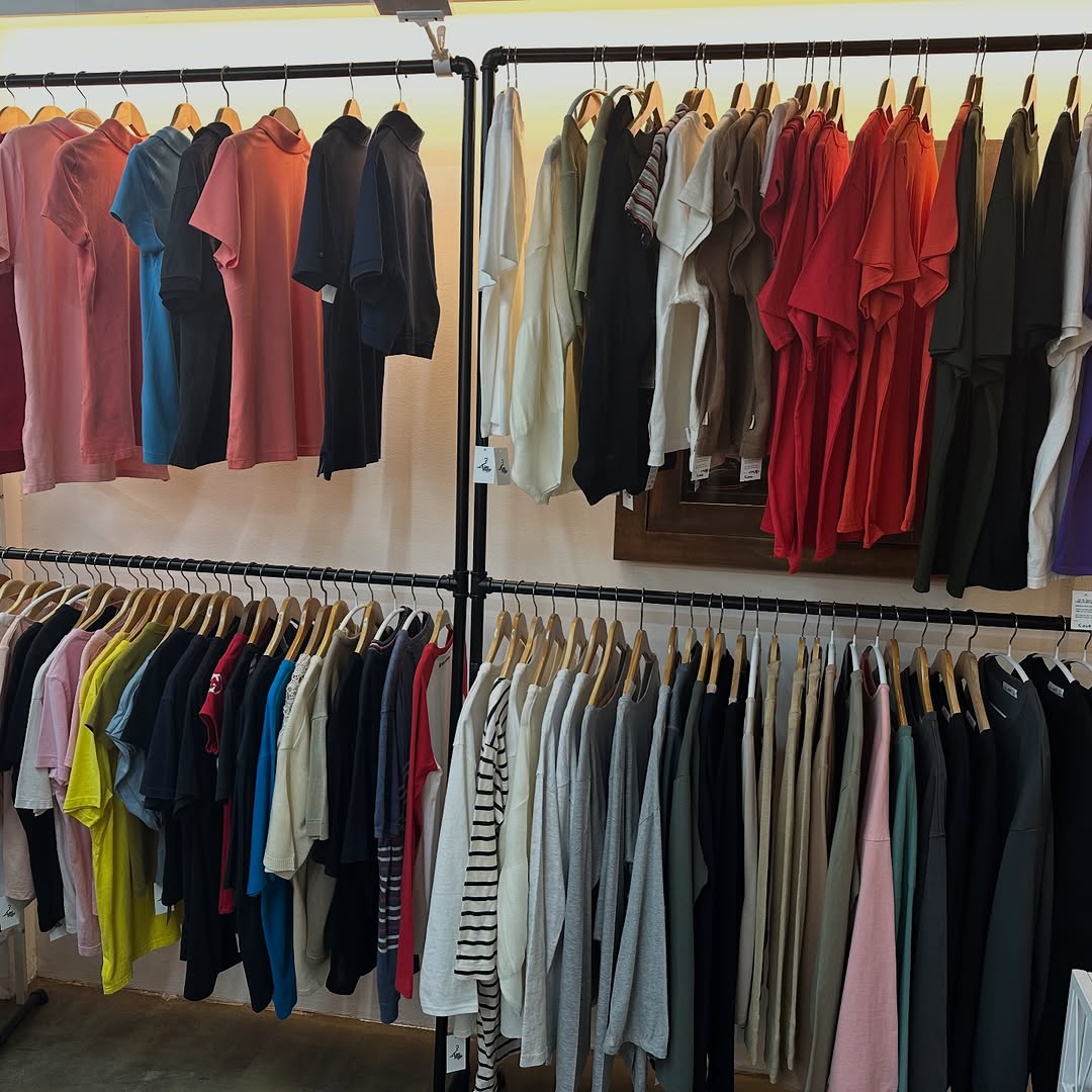 Pas Vintage: clear display of shop products