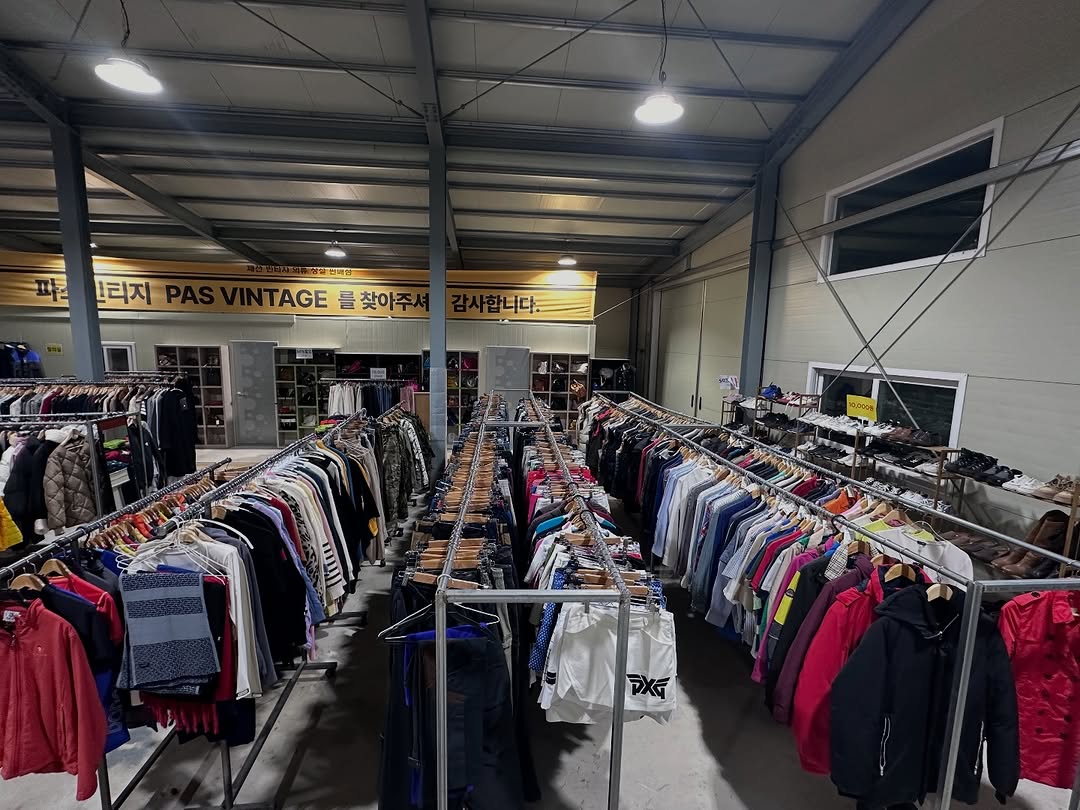 Pas Vintage: clear view of shop interior