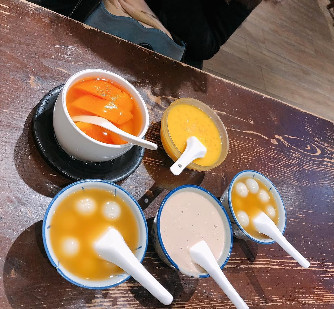 Café Lebom: clear photo of served desserts