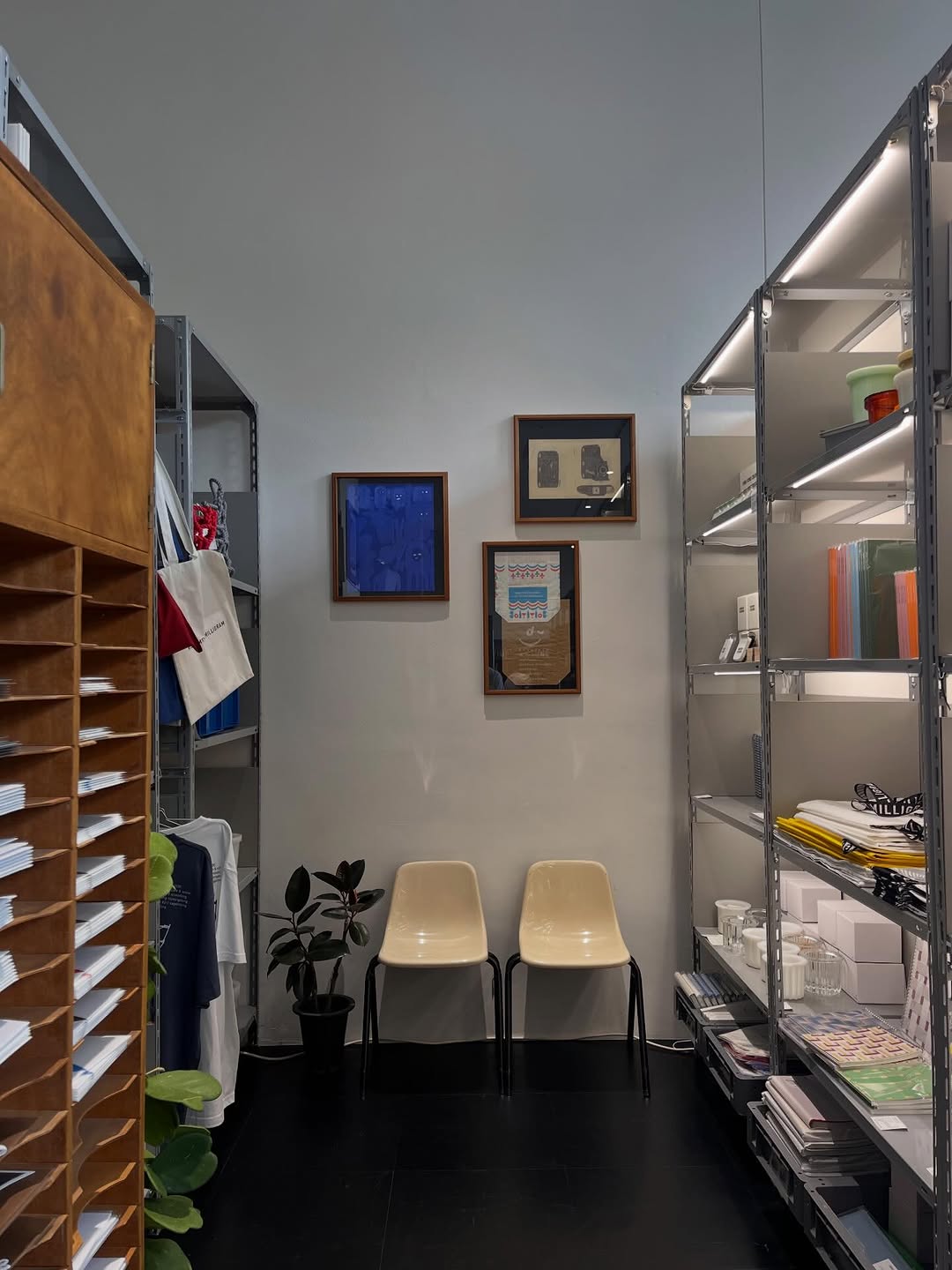 D&Department Seoul: clean shop interior display photo