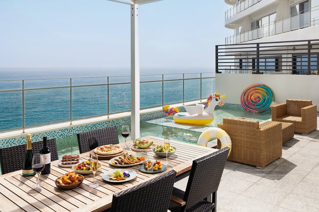 Cielo: attractive terrace with food display
