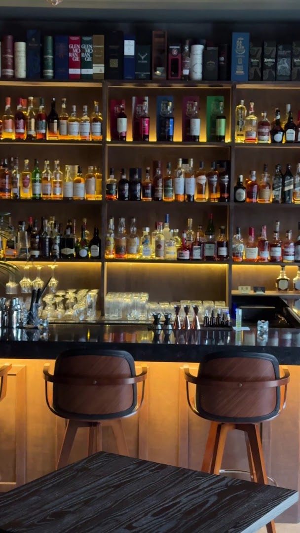 Noosik: professional shot of bar interior