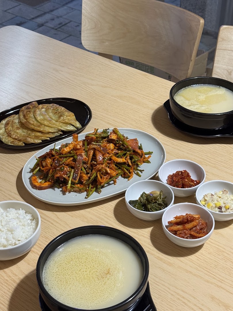 Yona: appetizing, clear photo of food