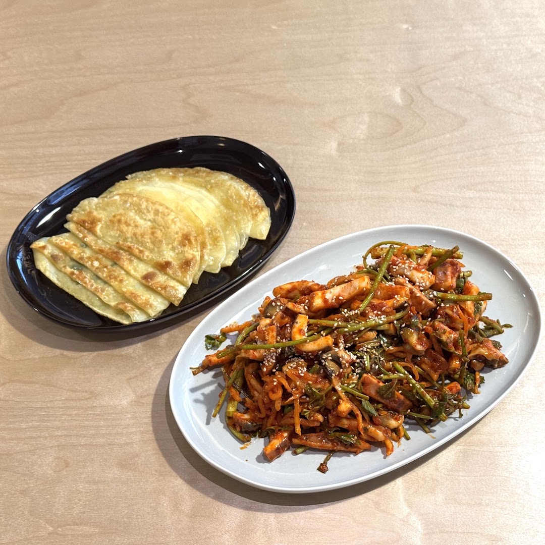 Yona: appetizing, clear photo of food