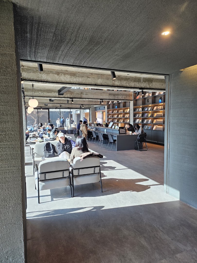 Jigwanseoga Suwon: inviting cultural venue atmosphere