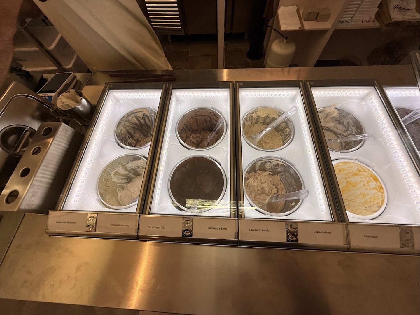 Fraganti Gelato: clear display of gelato flavors