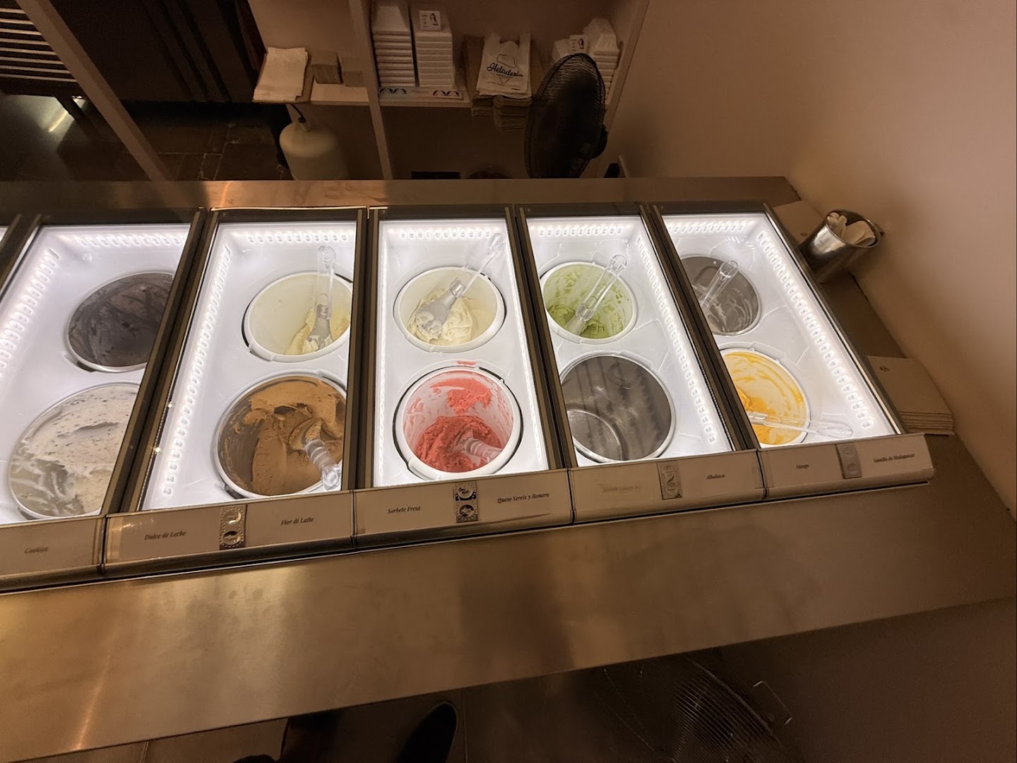 Fraganti Gelato: clear display of gelato flavors