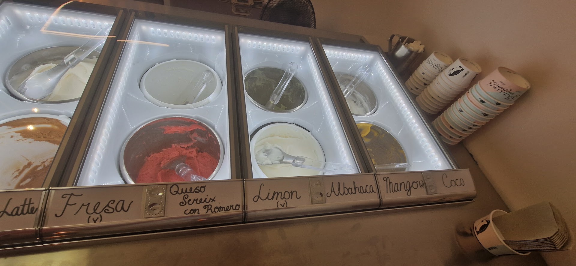Fraganti Gelato: clear display of gelato flavors