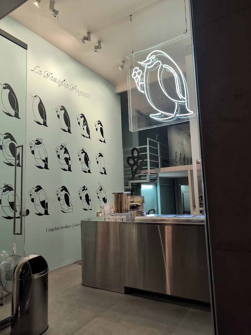Fraganti Gelato: attractive interior and branding shown