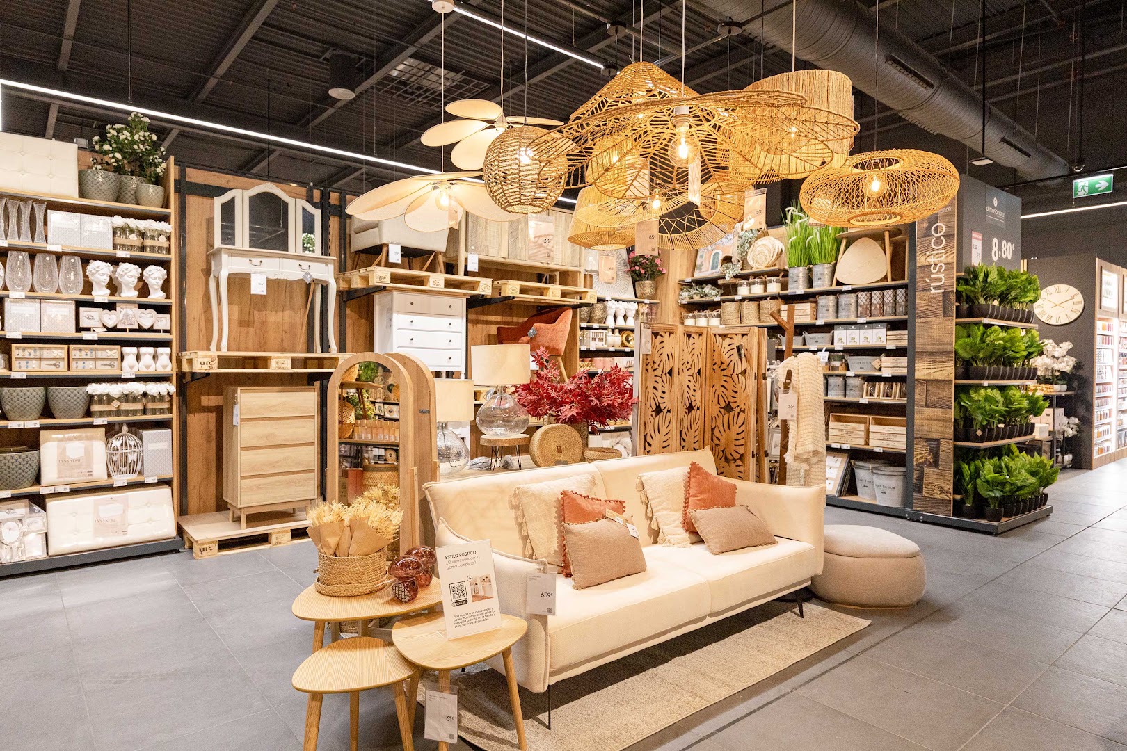 hôma: clear, professional shop interior display
