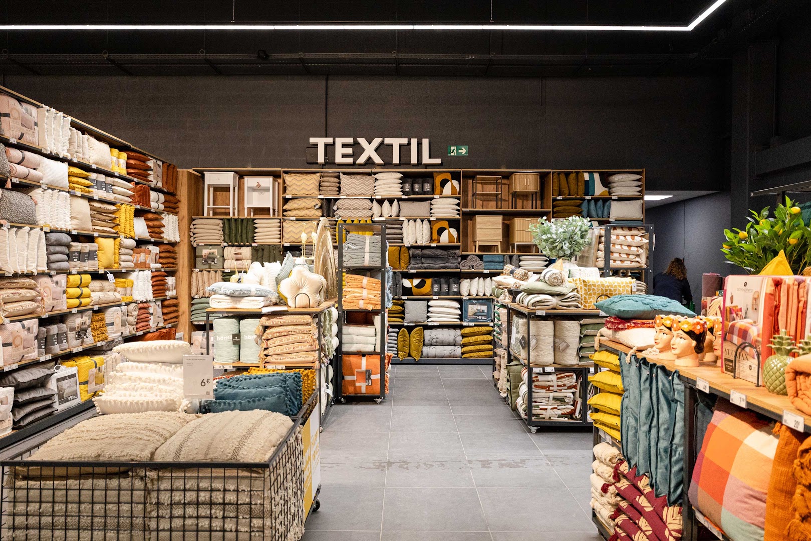 hôma: clear, professional shop interior display