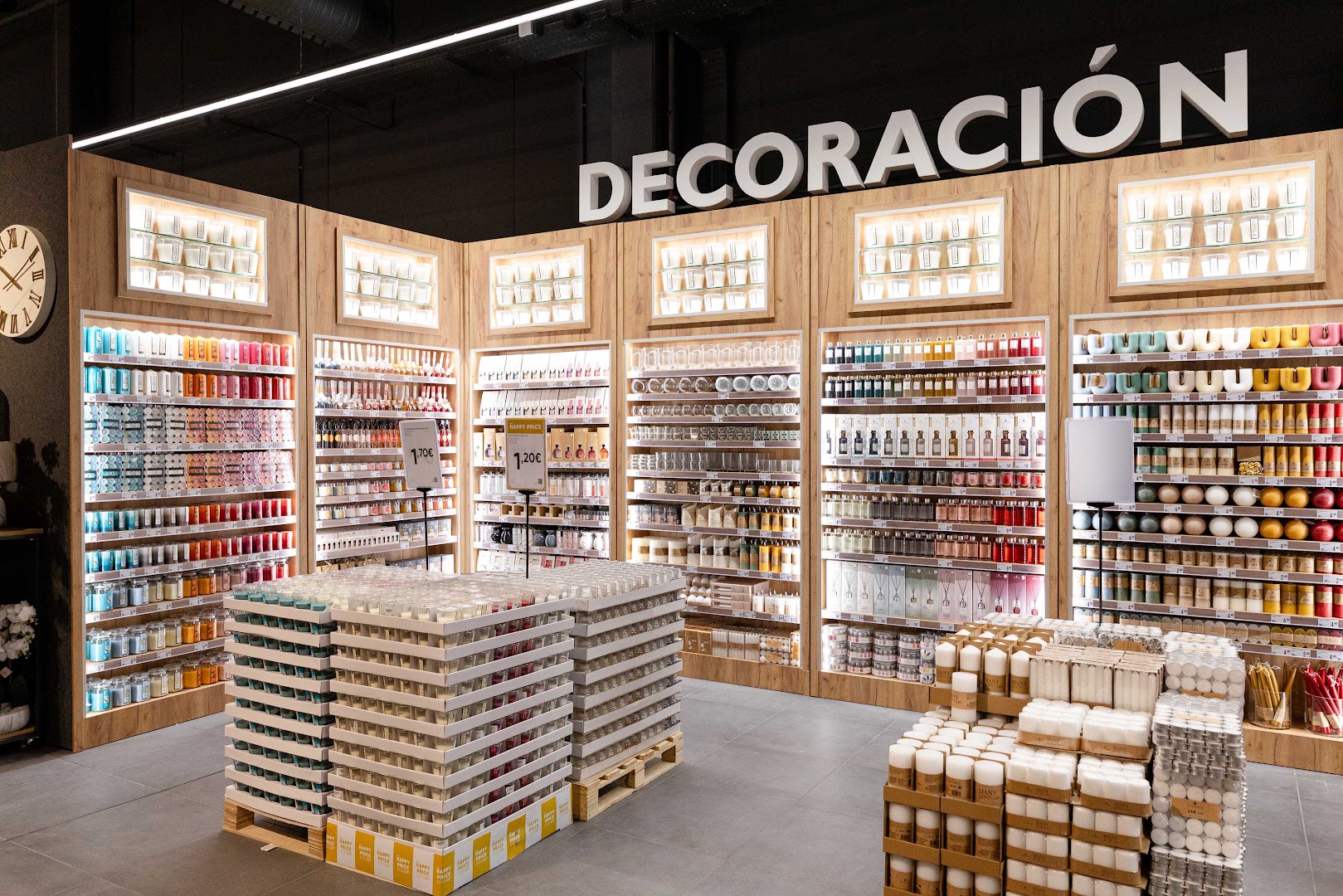 hôma: clear, professional shop interior display